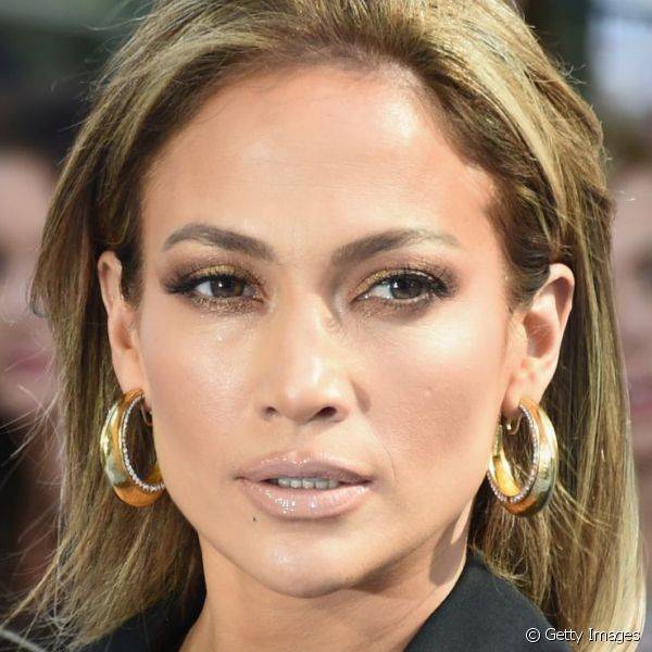 Jennifer Lopez criou um maxiesfumado de sombra marrom preenchendo tanto a p?lpebra superior quanto a inferior e ainda adicionou um pouco de dourado na composi??o